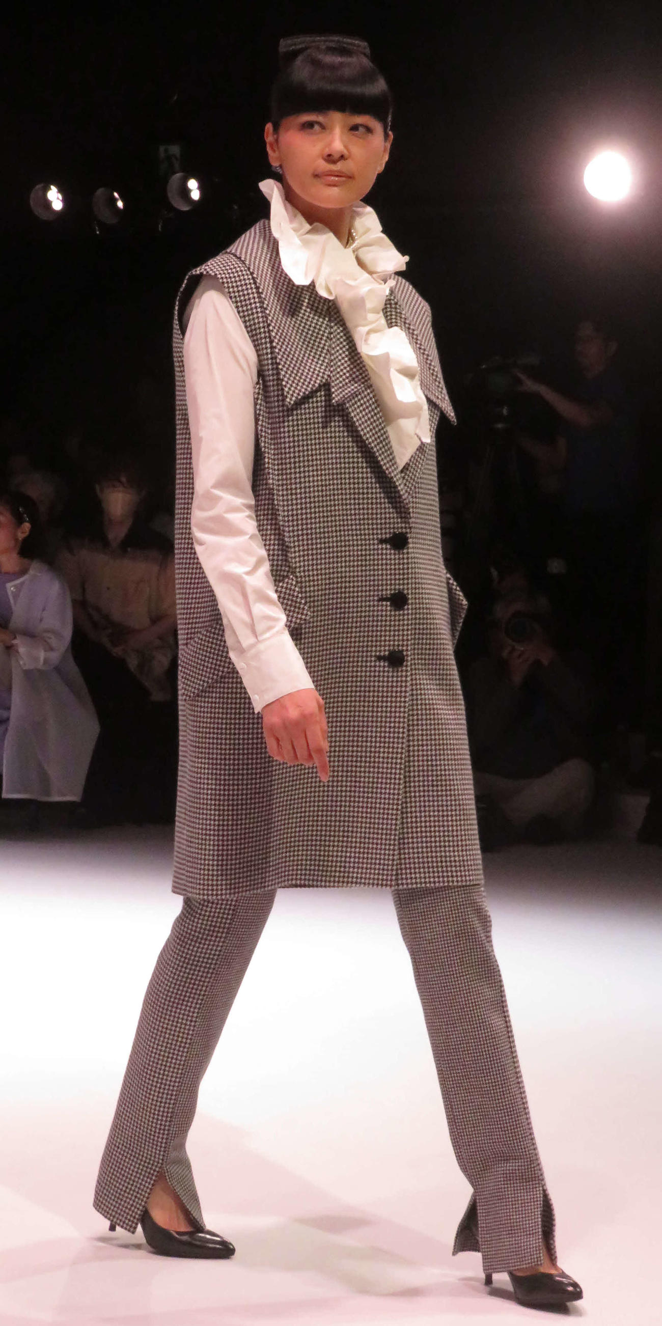 「ヒロココシノ」の2024年秋冬コレクションランウエーショーに、ゲストモデルとして出演した黒谷友香（撮影・村上幸将）