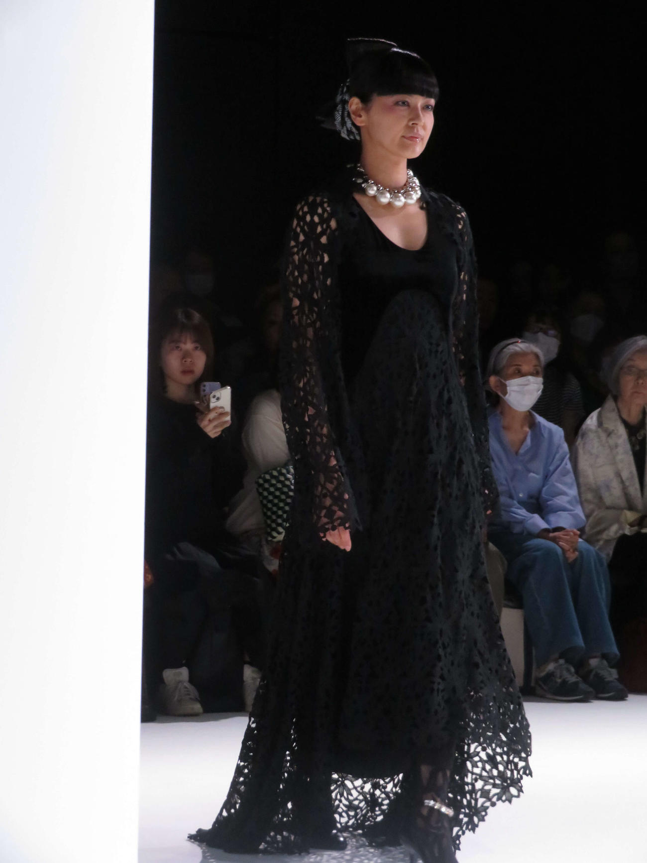 「ヒロココシノ」の2024年秋冬コレクションランウエーショーに、ゲストモデルとして出演した黒谷友香（撮影・村上幸将）