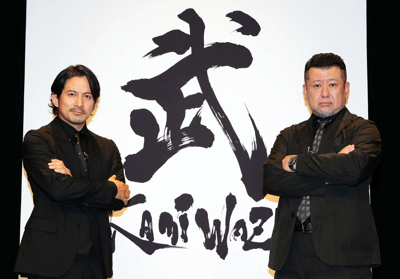 ケンドーコバヤシ（右）とポーズを決め記念撮影に納まる岡田准一（撮影・たえ見朱実）