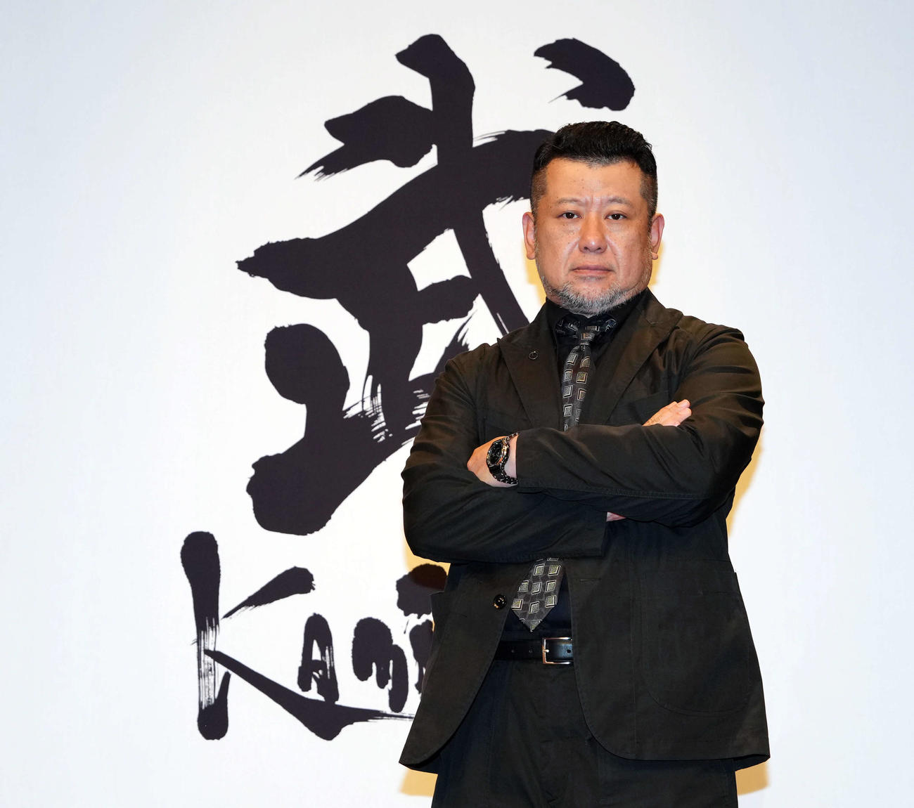 ポーズを決めるケンドーコバヤシ（撮影・たえ見朱実）