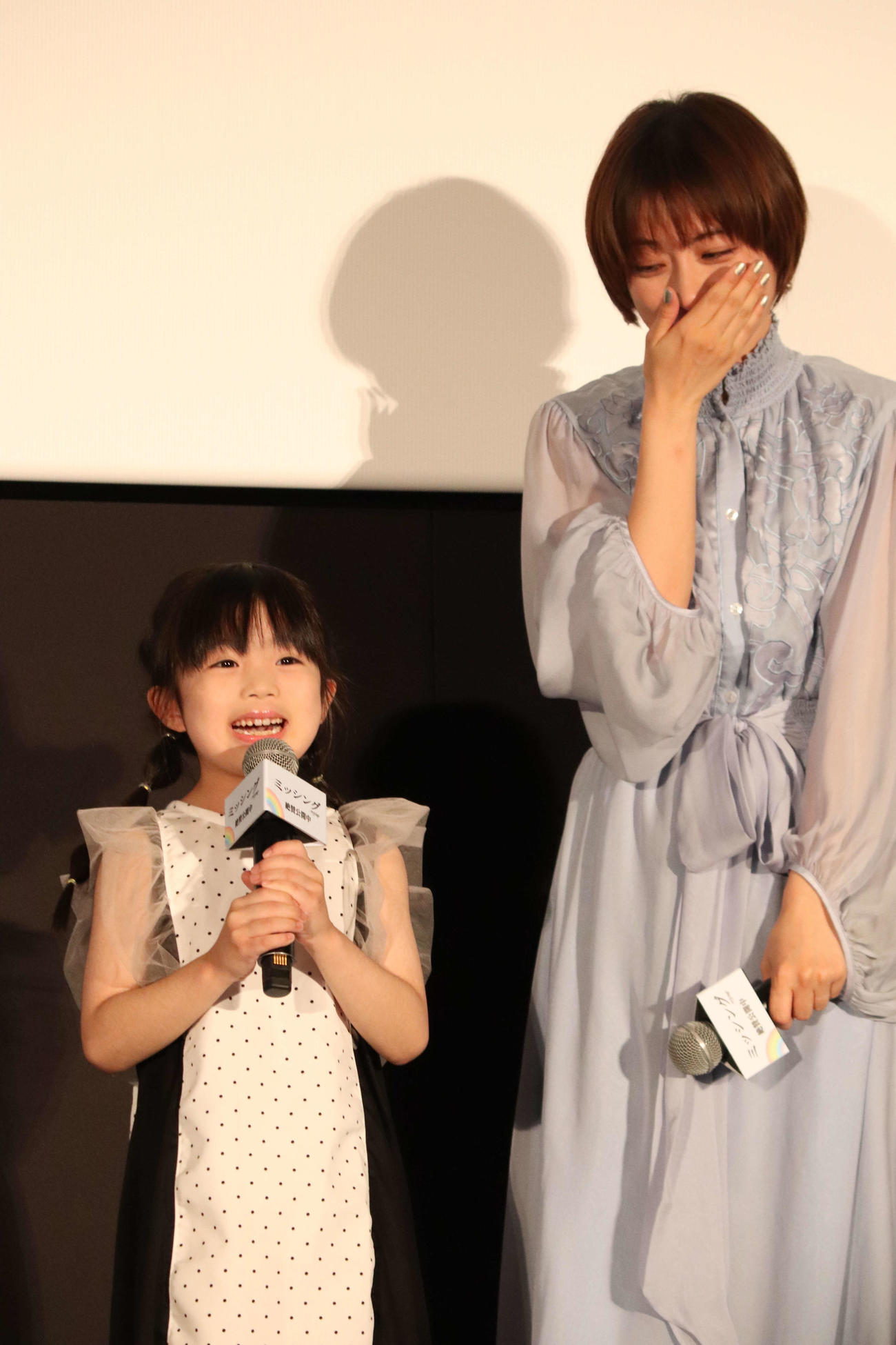 映画「ミッシング」大ヒット御礼舞台あいさつで、娘役の有田麗未ちゃんサプライズ登場に涙する石原さとみ（撮影・加藤理沙）