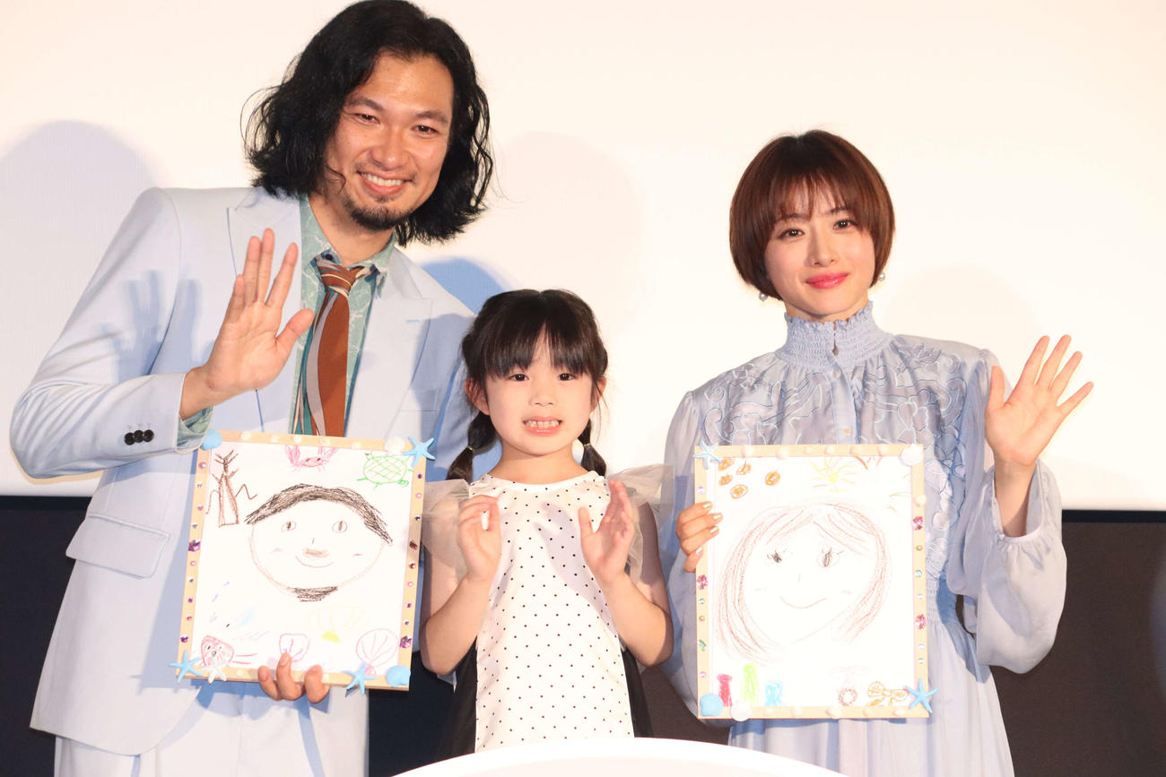 映画「ミッシング」大ヒット御礼舞台あいさつに出席した、左から青木崇高、有田麗未、石原さとみ（撮影・加藤理沙）