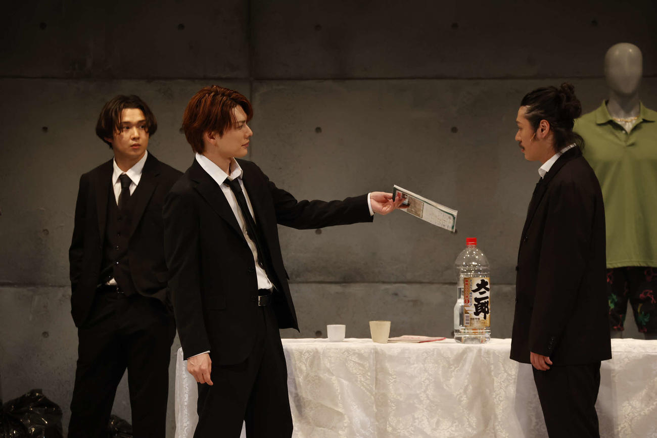 崎山つばさ、安西慎太郎、田村心の3人芝居「怪物の息子たち」