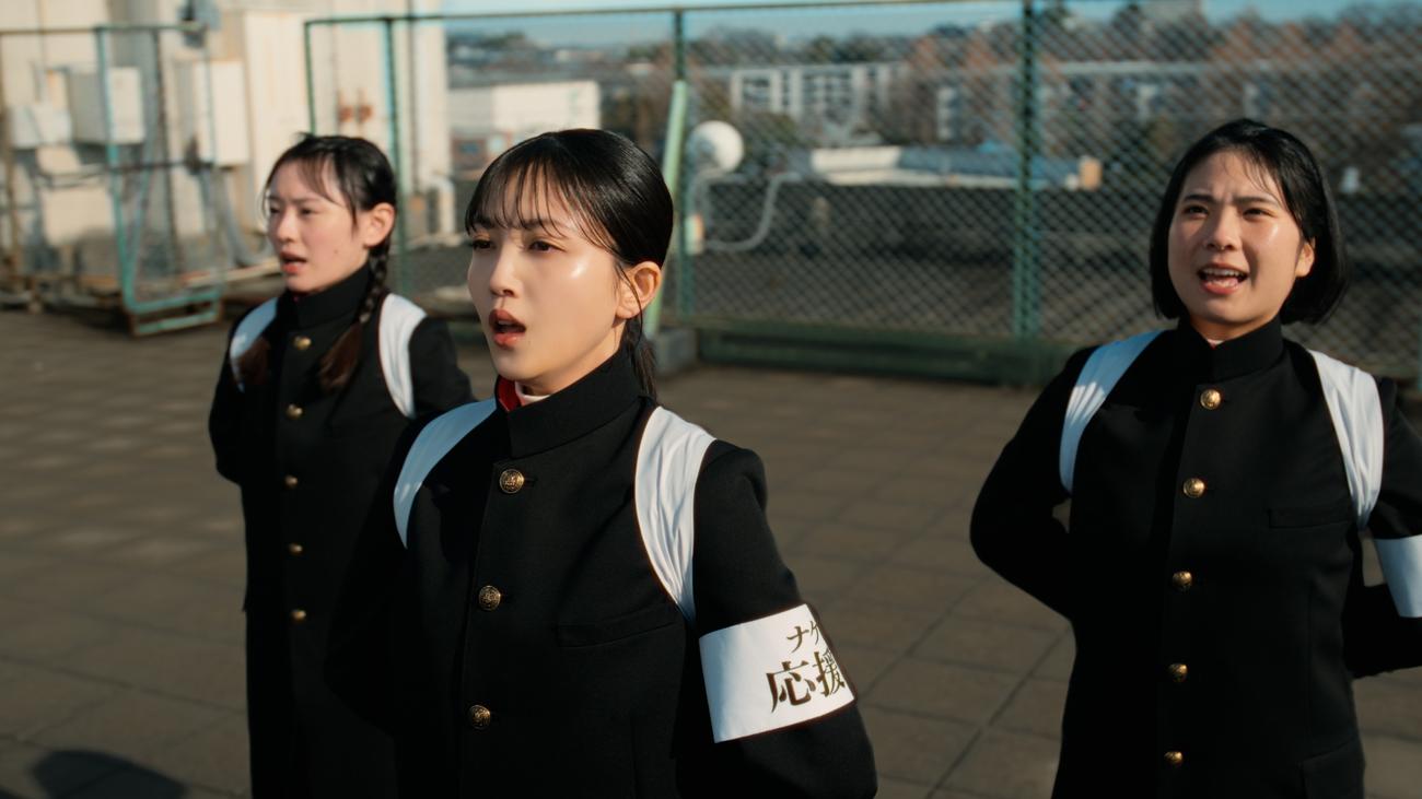 マクドナルドの新CMに出演する乃木坂46久保史緒里（中央）