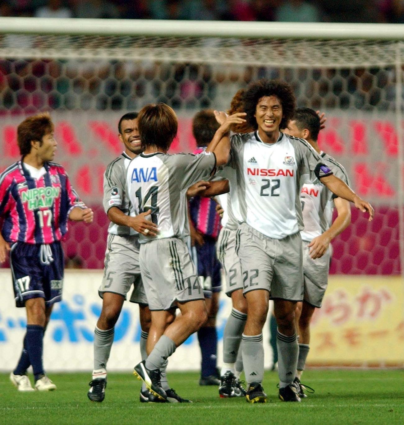 横浜時代の中澤佑二氏（右）（2003年7月19日撮影）