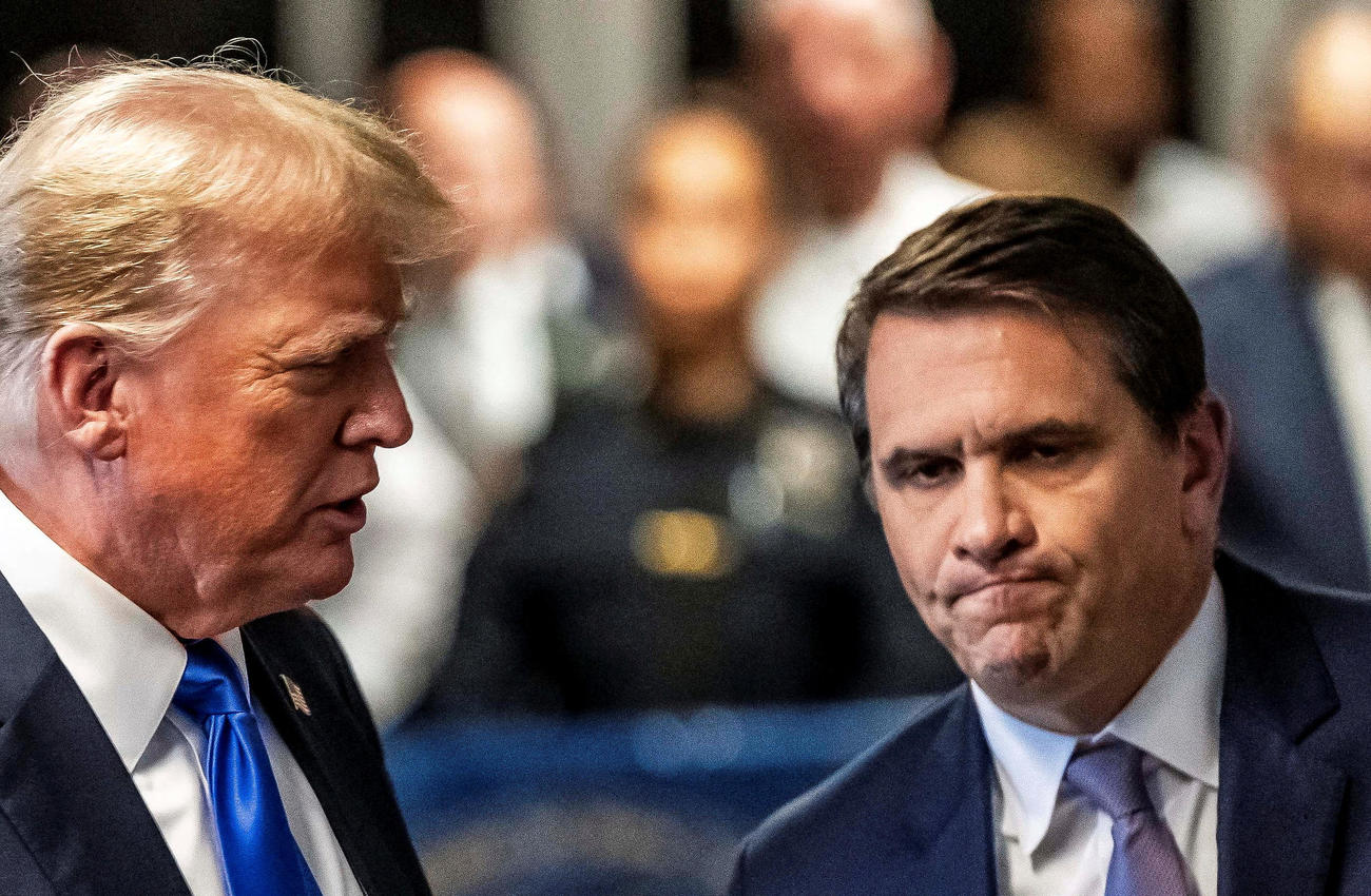 有罪評決が出た後、弁護士のトッド・ブランシュ氏と並んで歩くトランプ前米大統領（ロイター）