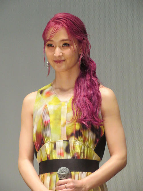 剛力彩芽、まっピンクヘアで「お終活」舞台あいさつ登壇「ちょっと、グレました」