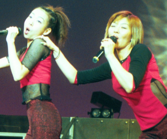 左から稲葉貴子、信田美帆（2000年撮影）