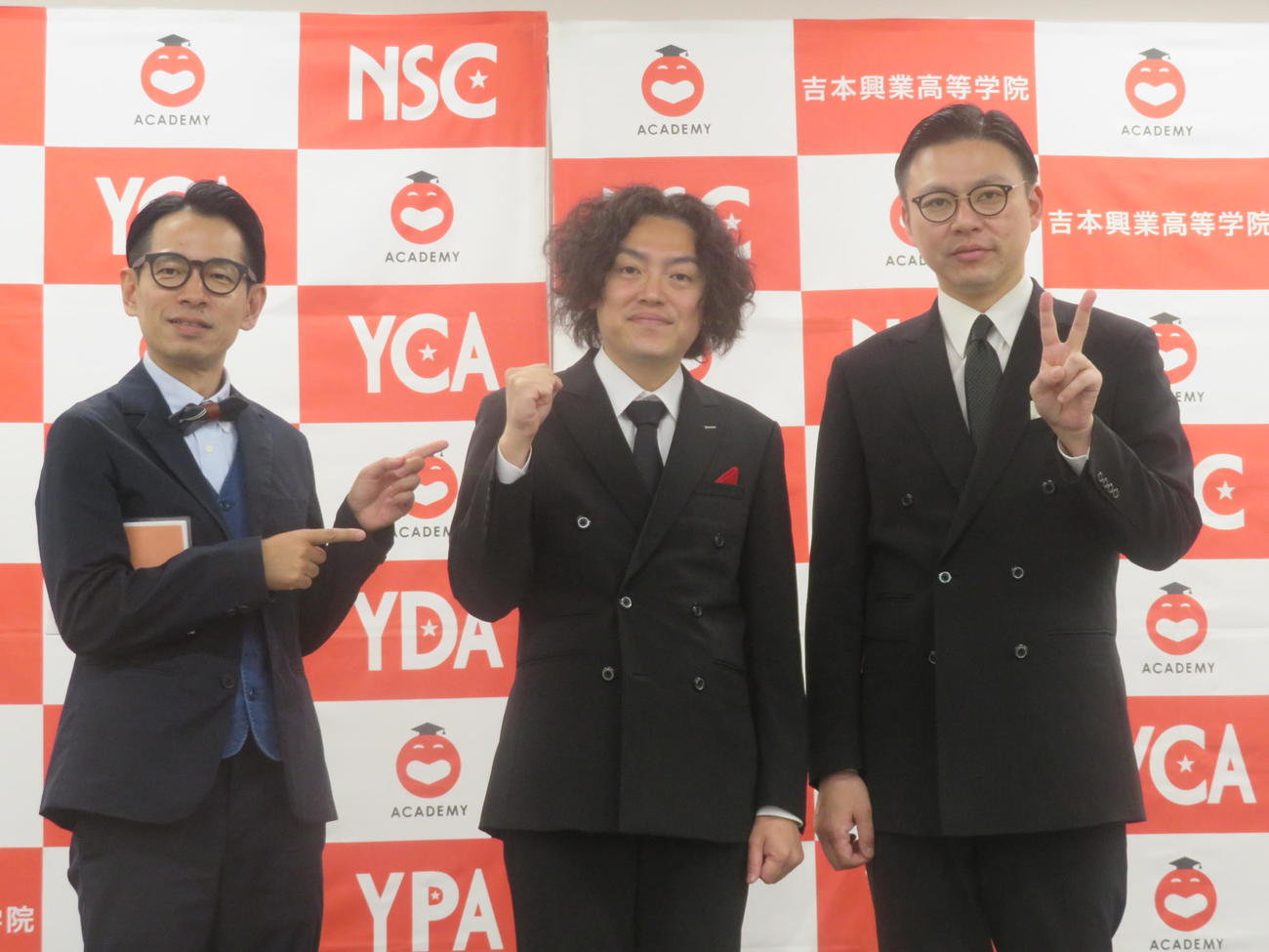 よしもとアカデミー特別授業に参加したMCのタケト（左）、講師を務めたガクテンソクよじょう（中央）と奥田修二