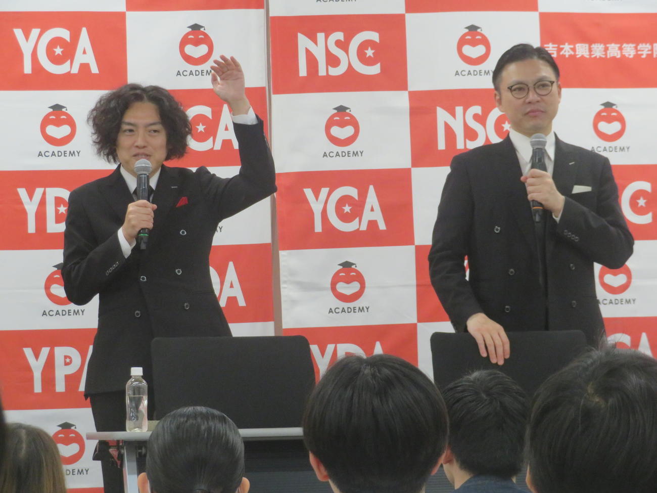 講師として授業するガクテンソクよじょう（左）と奥田修二