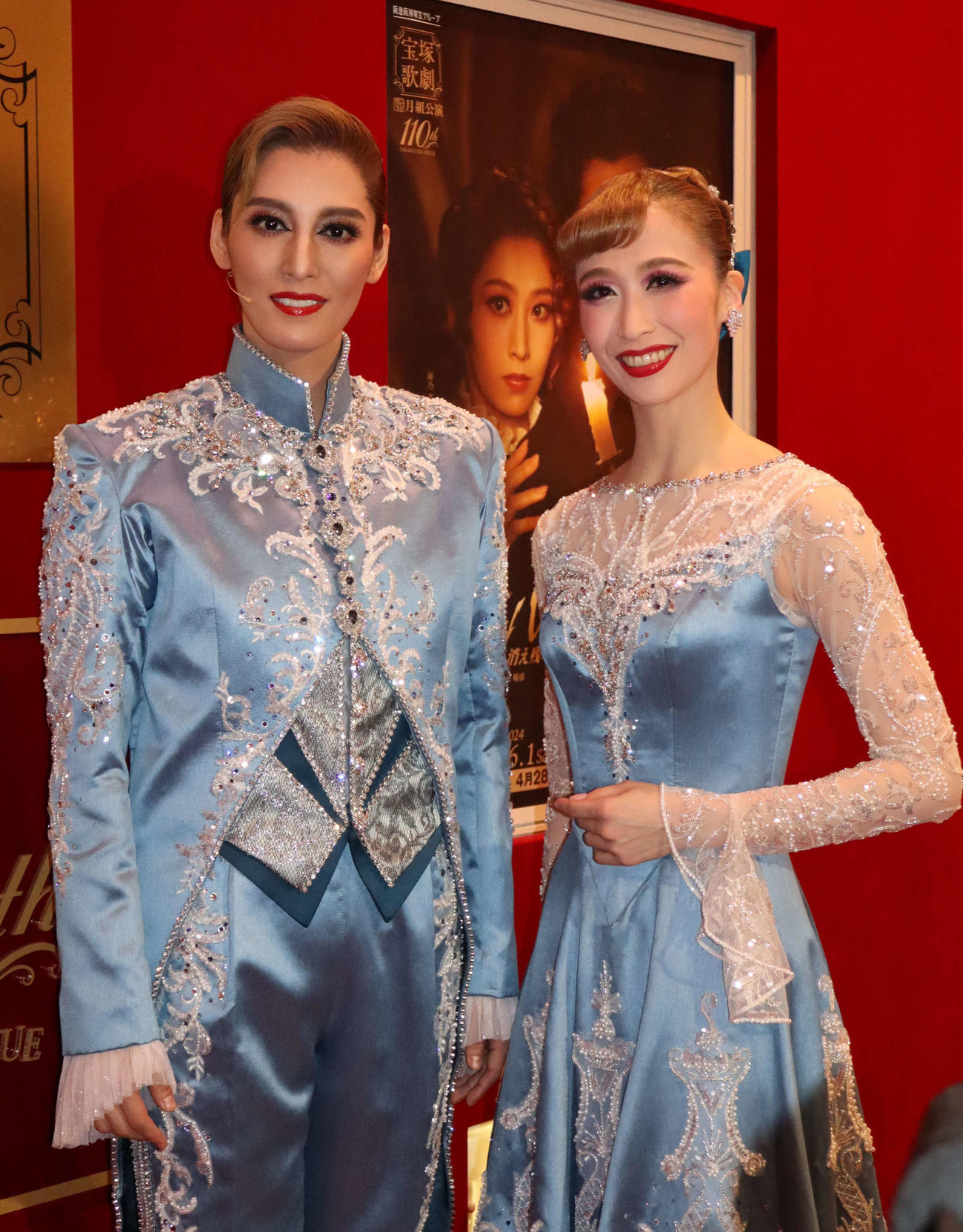 通し舞台稽古後に取材に応じた月組トップ月城かなと（左）、トップ娘役海乃美月