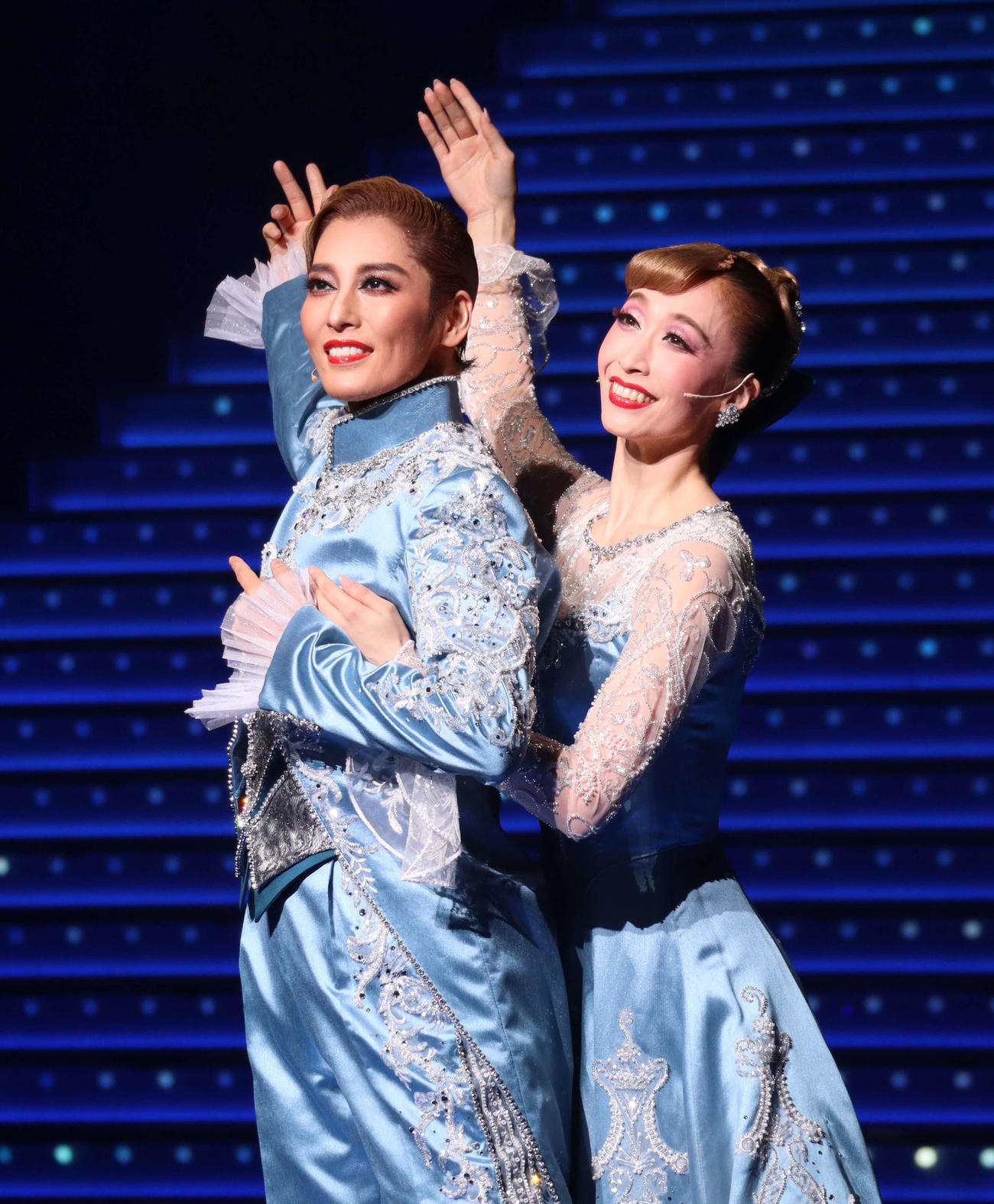 「Grande TAKARAZUKA 110！」でデュエットダンスする月城かなと（左）、海乃美月