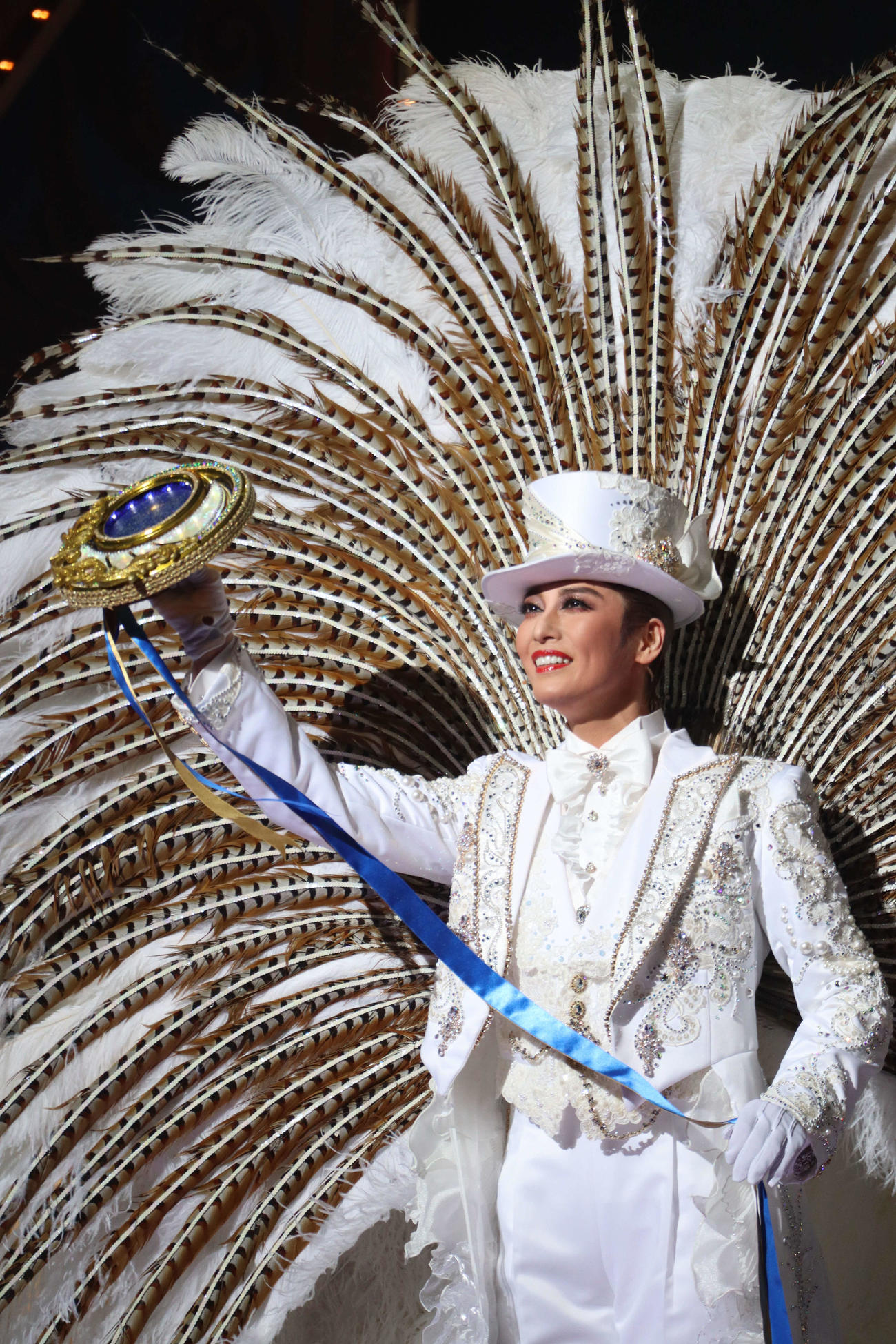 「Grande TAKARAZUKA 110！」のフィナーレで大羽根を背負うトップ月城かなと