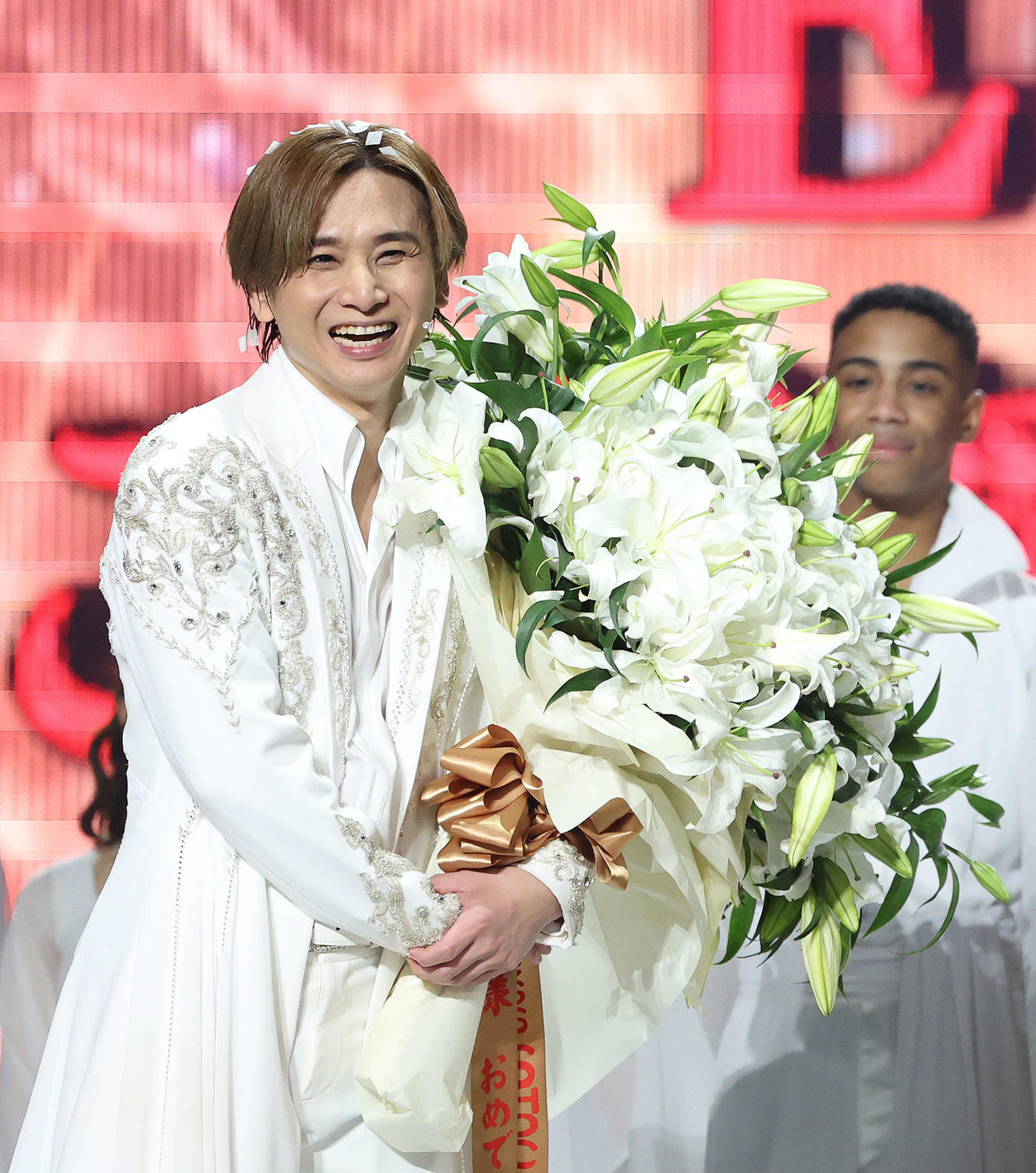 ユリの花束を手に笑顔を見せる堂本光一（撮影・河田真司）