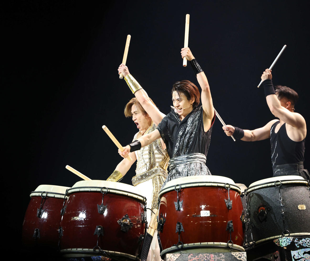 熱演する堂本光一（左）と佐藤勝利（撮影・河田真司）