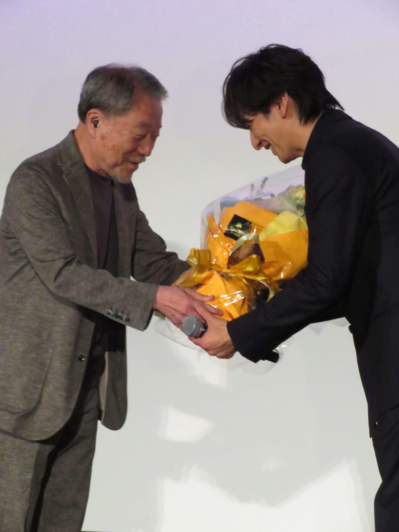 映画「告白　コンフェッション」初日舞台あいさつに登壇し、かわぐちかいじ氏から花束を受け取る生田斗真