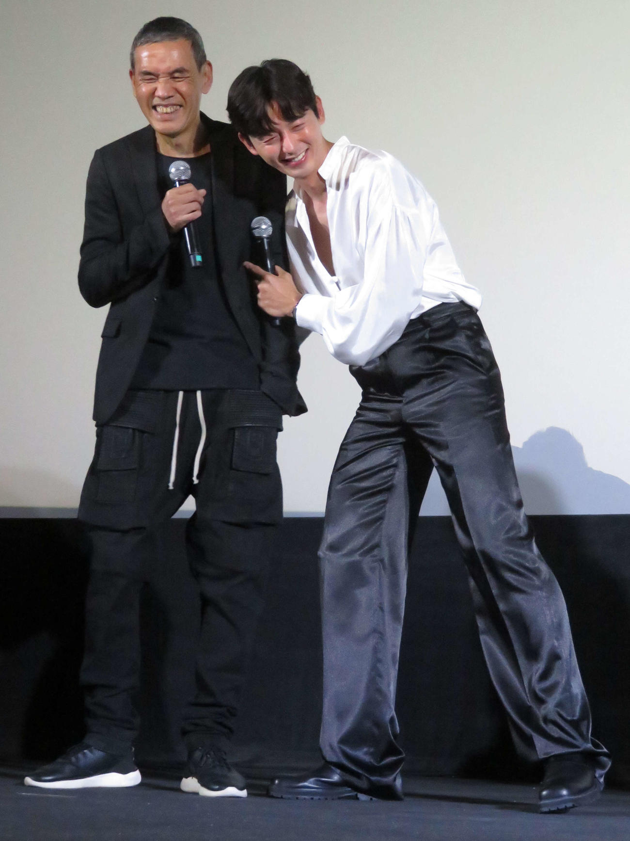 韓国映画「アンダー・ユア・ベッド」公開記念舞台あいさつでSABU監督（左）に寄り添うイ・ジフン（撮影・村上幸将）