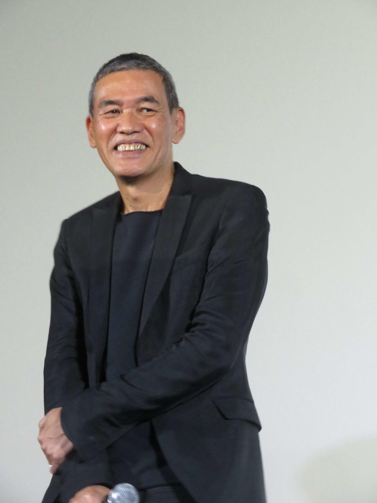 韓国映画「アンダー・ユア・ベッド」公開記念舞台あいさつに登壇したSABU監督（左）とイ・ジフン（撮影・村上幸将）