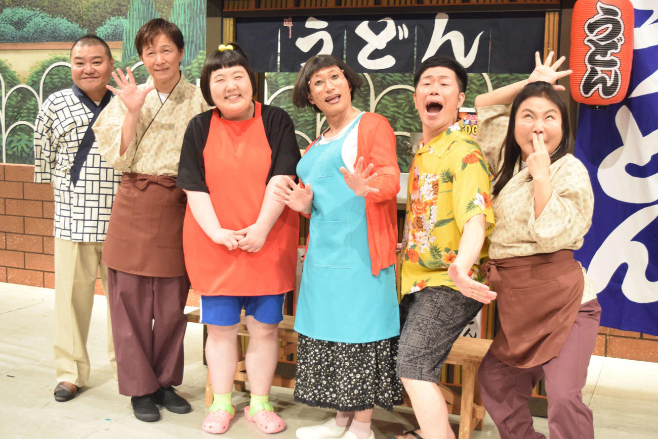 左から）吉本新喜劇の川畑泰史、アキ、酒井藍、すっちー、吉田裕、島田珠代（撮影・阪口孝志）