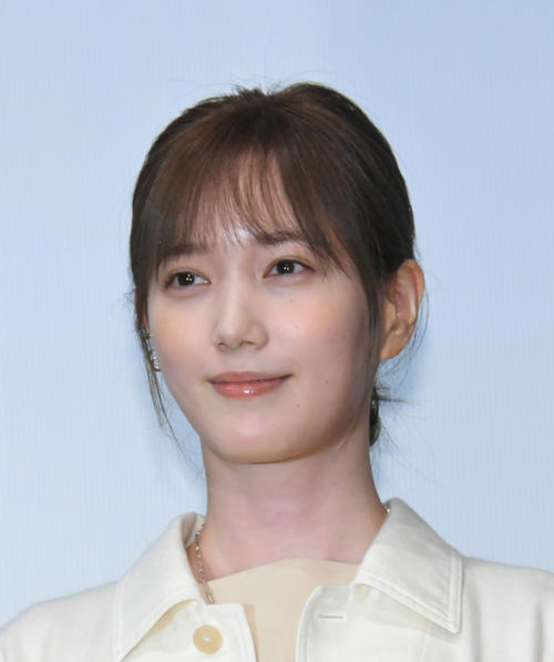 本田翼、透け感あるトップスで食事する姿「自然の甘さって尊い」もぐもぐタイム「かわいい」の声