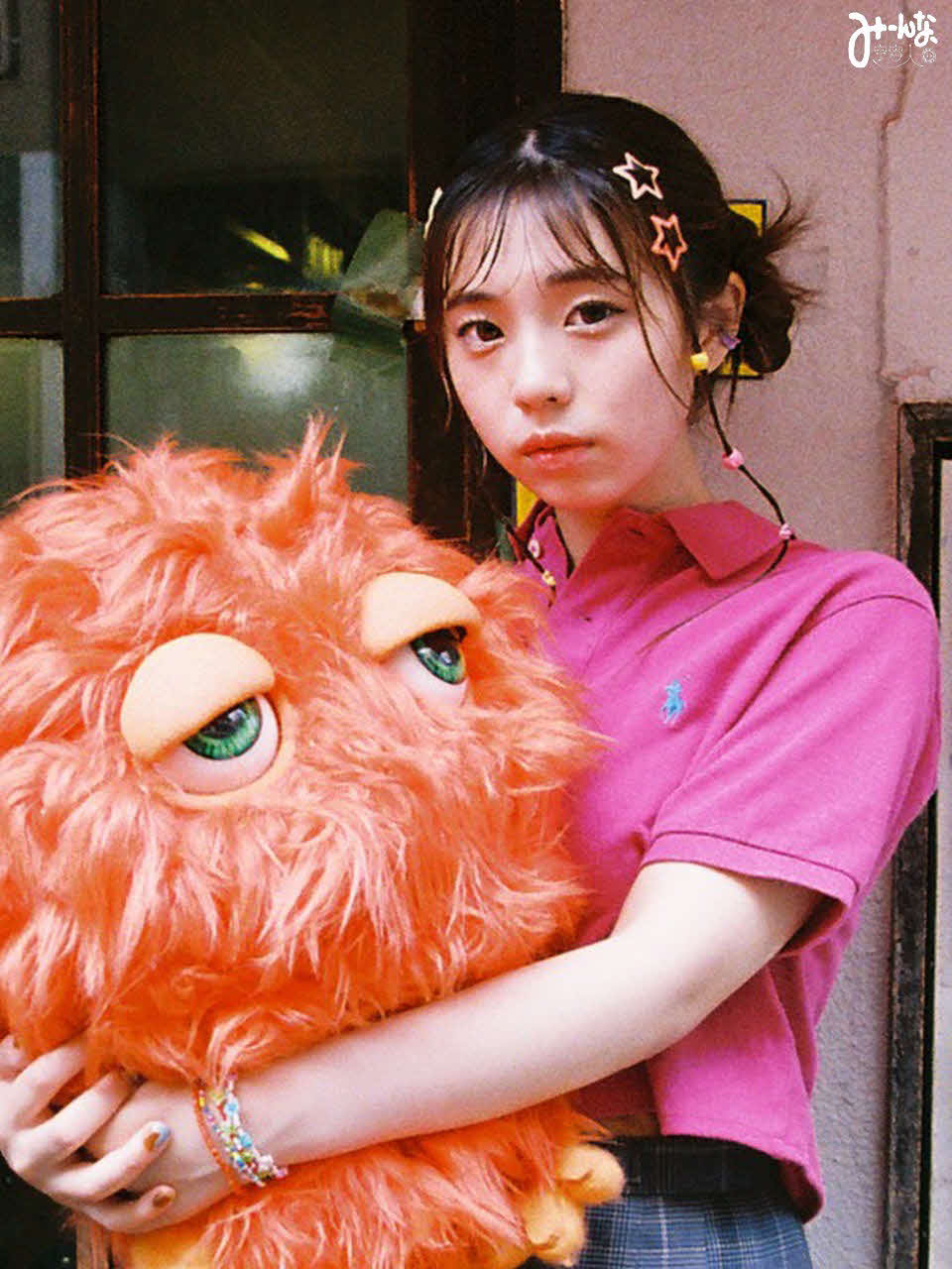 映画「みーんな、宇宙人。」で共演するオレンジのモジャを抱く菊地姫奈