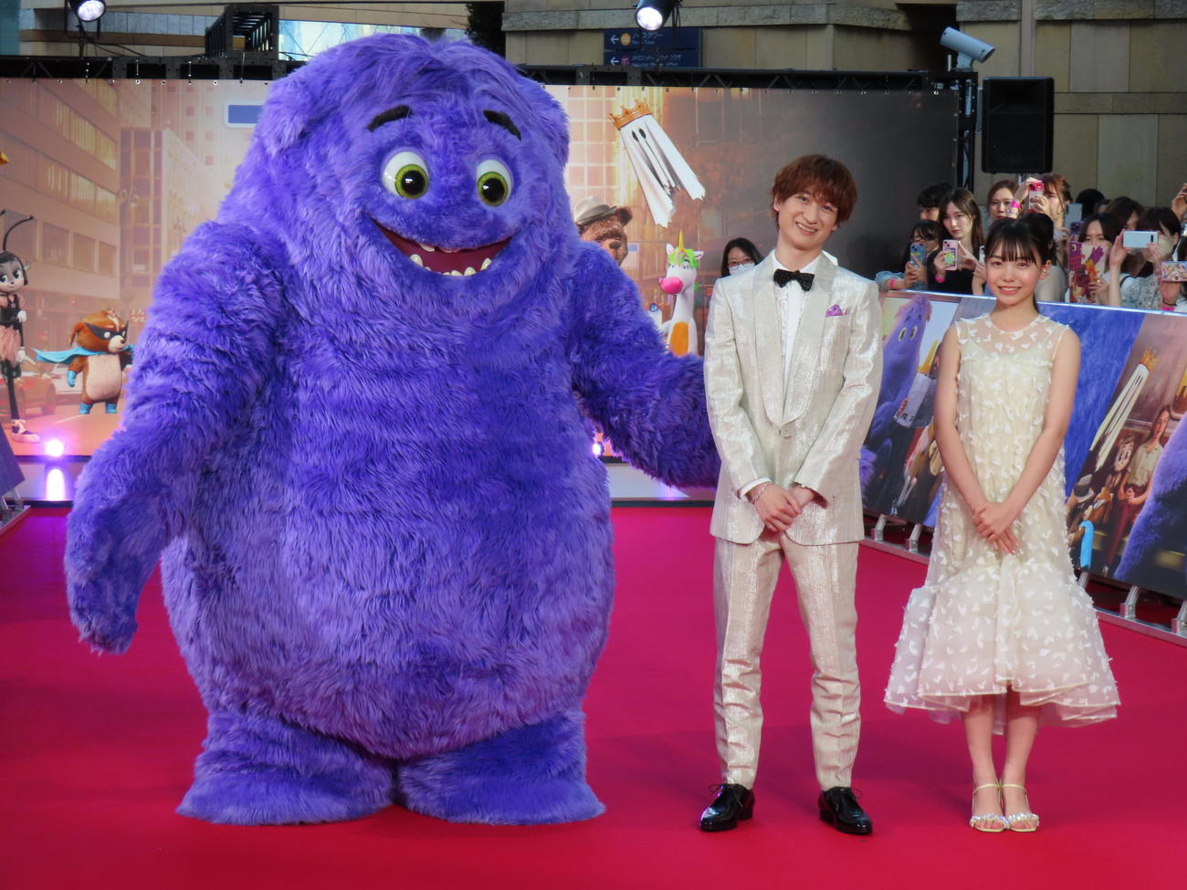 「ブルー　きみは大丈夫」のレッドカーペットイベントに出席した宮田俊哉（中央）と稲垣来泉（右）（撮影・横山慧）