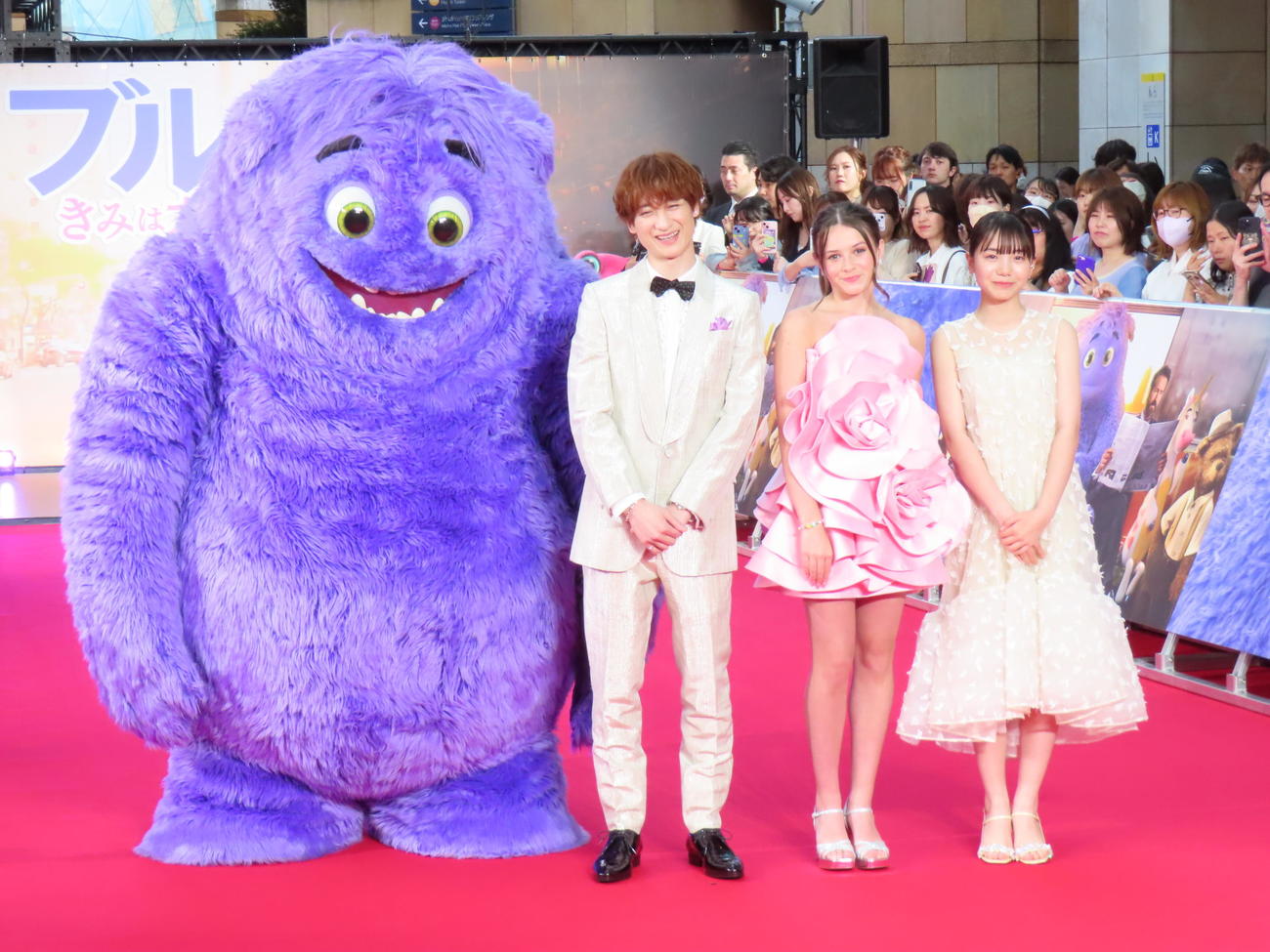 「ブルー　きみは大丈夫」のレッドカーペットイベントに出席した（左から）宮田俊哉、ケイリー・フレミング、稲垣来泉（撮影・横山慧）