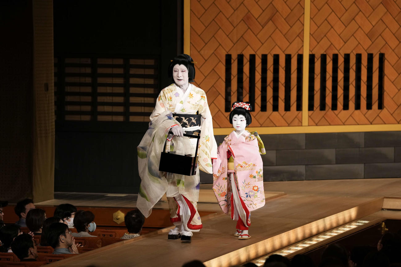 昼の部「妹背山婦女庭訓」で、中村梅枝の手を引く片岡仁左衛門（C）松竹