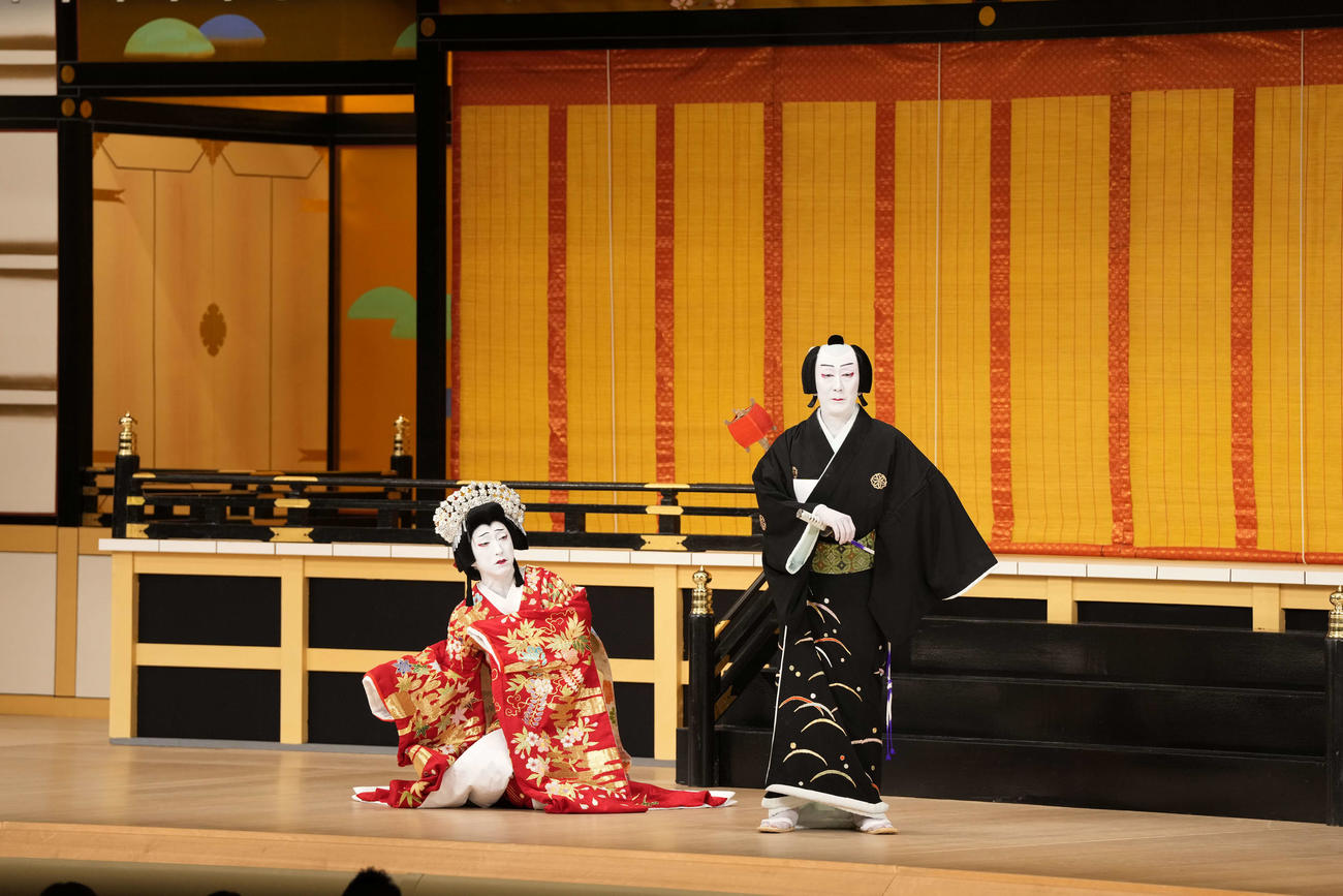 昼の部「妹背山婦女庭訓」に出演する中村七之助（左）、中村萬壽（C）松竹