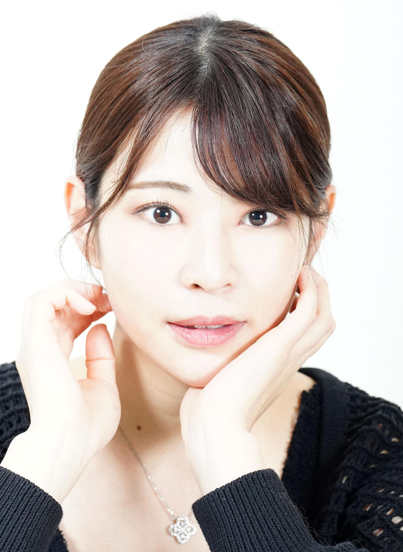 目標は「小池栄子さん」まっすぐな瞳でレンズを見つめる葵くみ（撮影・たえ見朱実）
