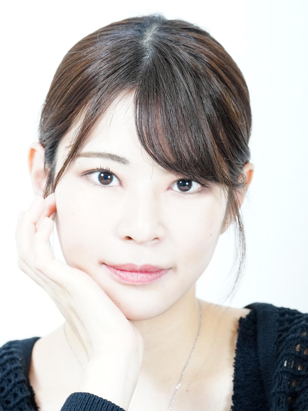 凜（りん）とした表情でレンズを見つめる葵くみ（撮影・たえ見朱実）