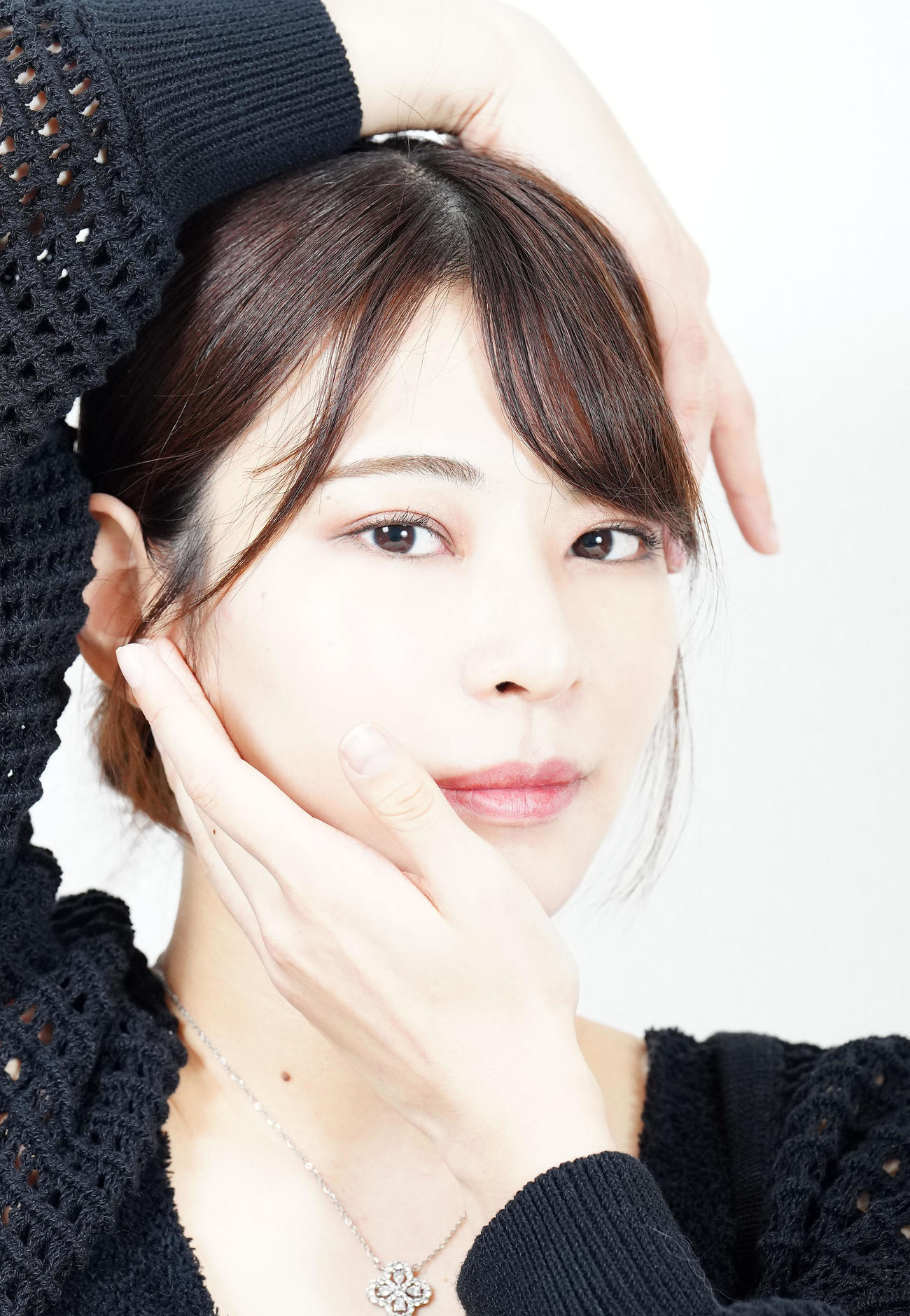 凜（りん）とした表情でポーズを決める葵くみ（撮影・たえ見朱実）