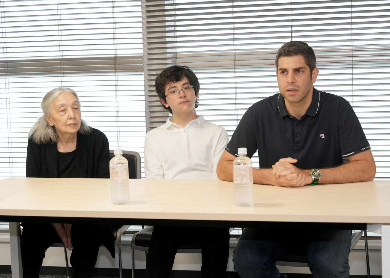 初来日公演を開いたツォトネ・ゼジニゼ（中）。左は祖母のニノ・マムラツさん、右はティムラズ・レジャバ駐日ジョージア大使
