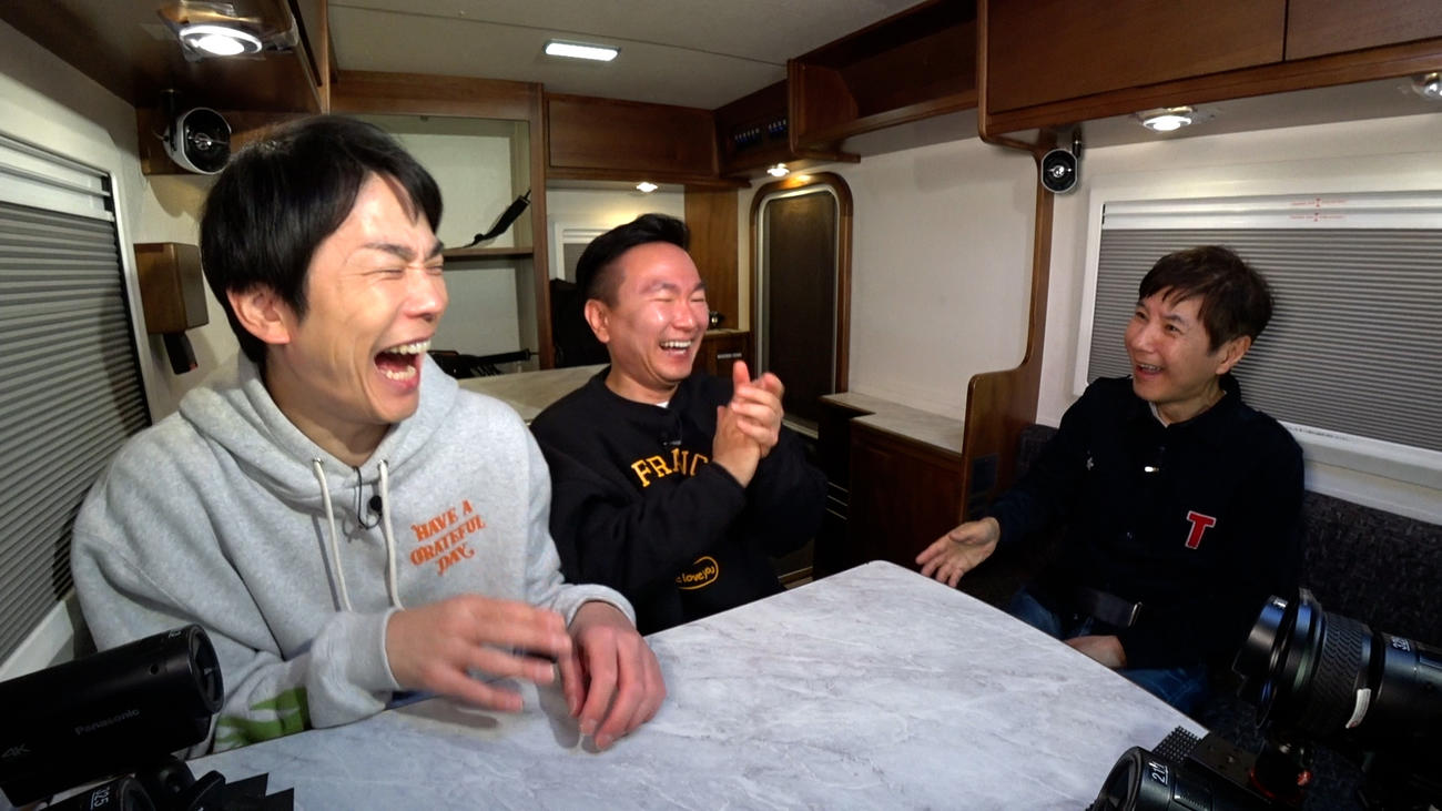 関根勤（右端）のトークに大笑いするかまいたち濱家（左端）山内（提供：MBSテレビ）