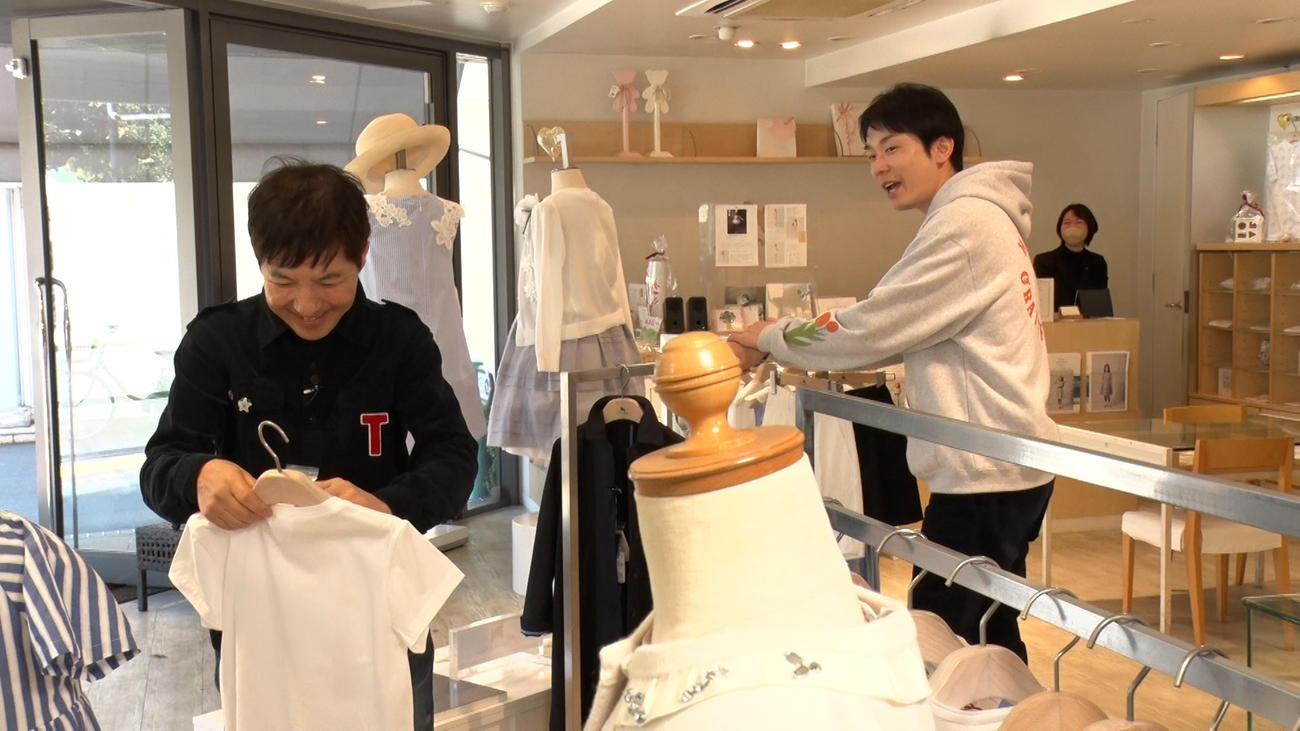 洋服店で孫へのプレゼントを選ぶ関根勤（提供：MBSテレビ）