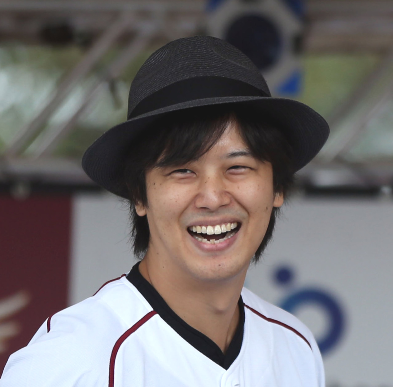 楽天対ロッテ　試合前、球場外のステージでライブを行う三浦祐太朗（撮影・狩俣裕三）