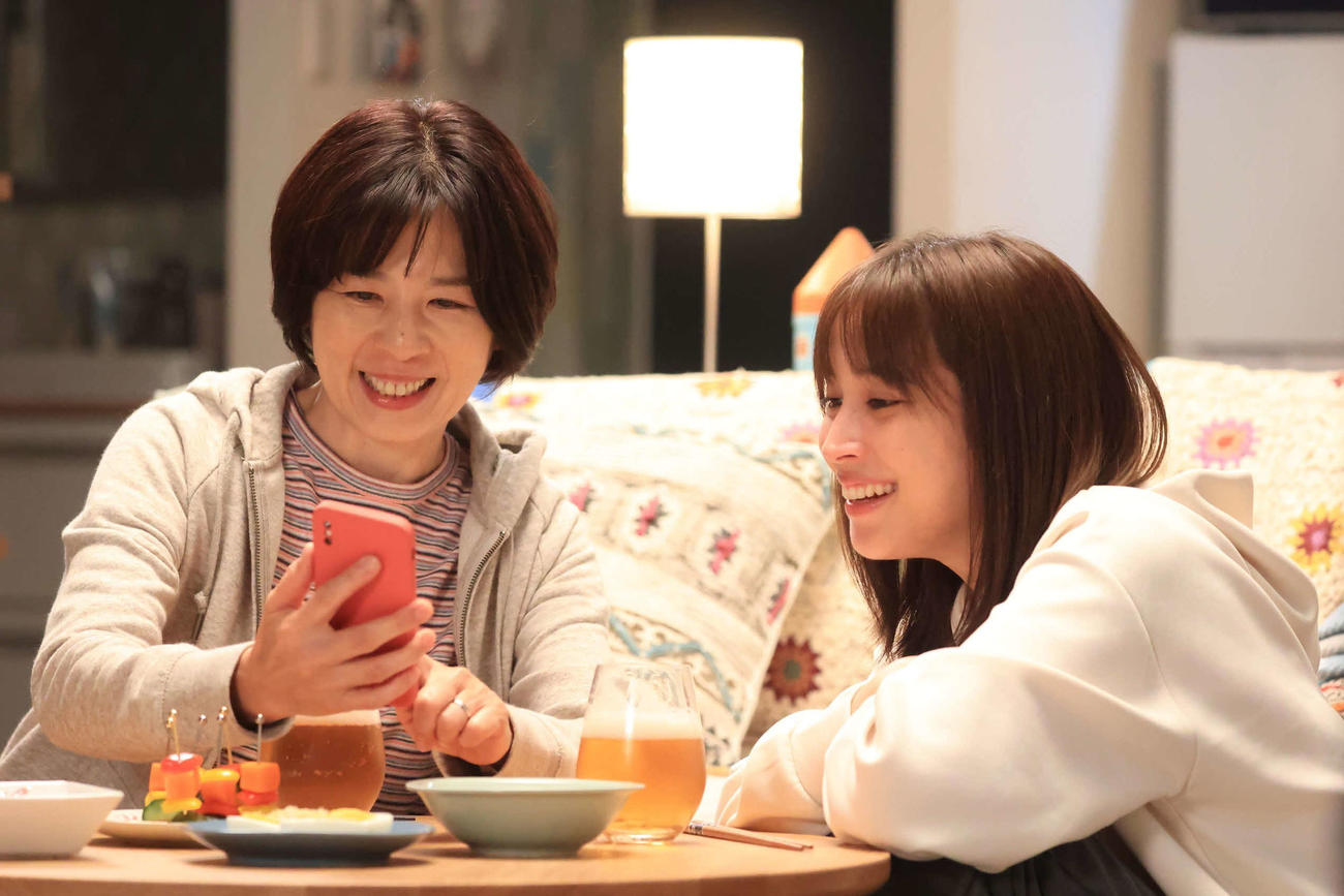 フジテレビ系「366日」に出演した、左から中島ひろ子、広瀬アリス（C）フジテレビ