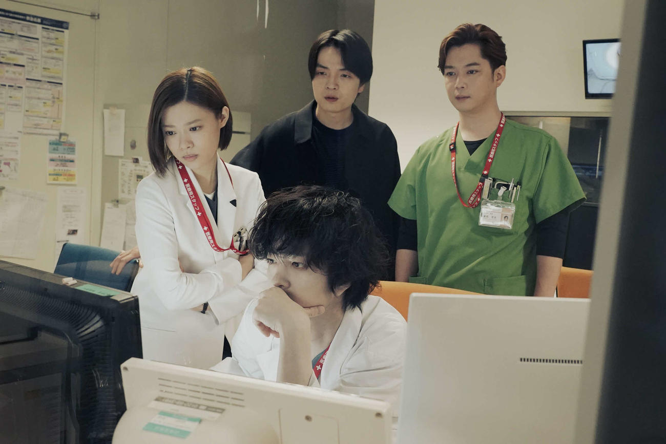 カンテレ・フジテレビ系「アンメット　ある脳外科医の日記」に出演する若葉竜也、杉咲花、岡山天音、千葉雄大（C）カンテレ