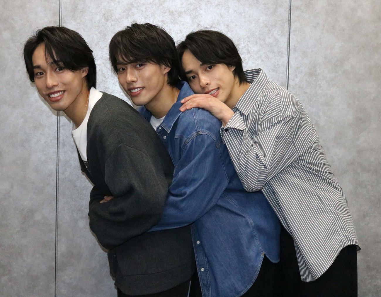 仲良く写真に納まる佐藤三兄弟。左から長男綾人、次男颯人、三男嘉人（撮影・水谷京裕）