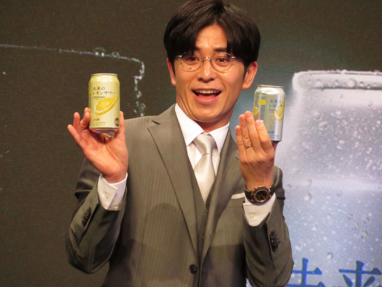 アサヒビール「未来のレモンサワー」発売記念イベントに出席し、指輪を見せる藤森慎吾