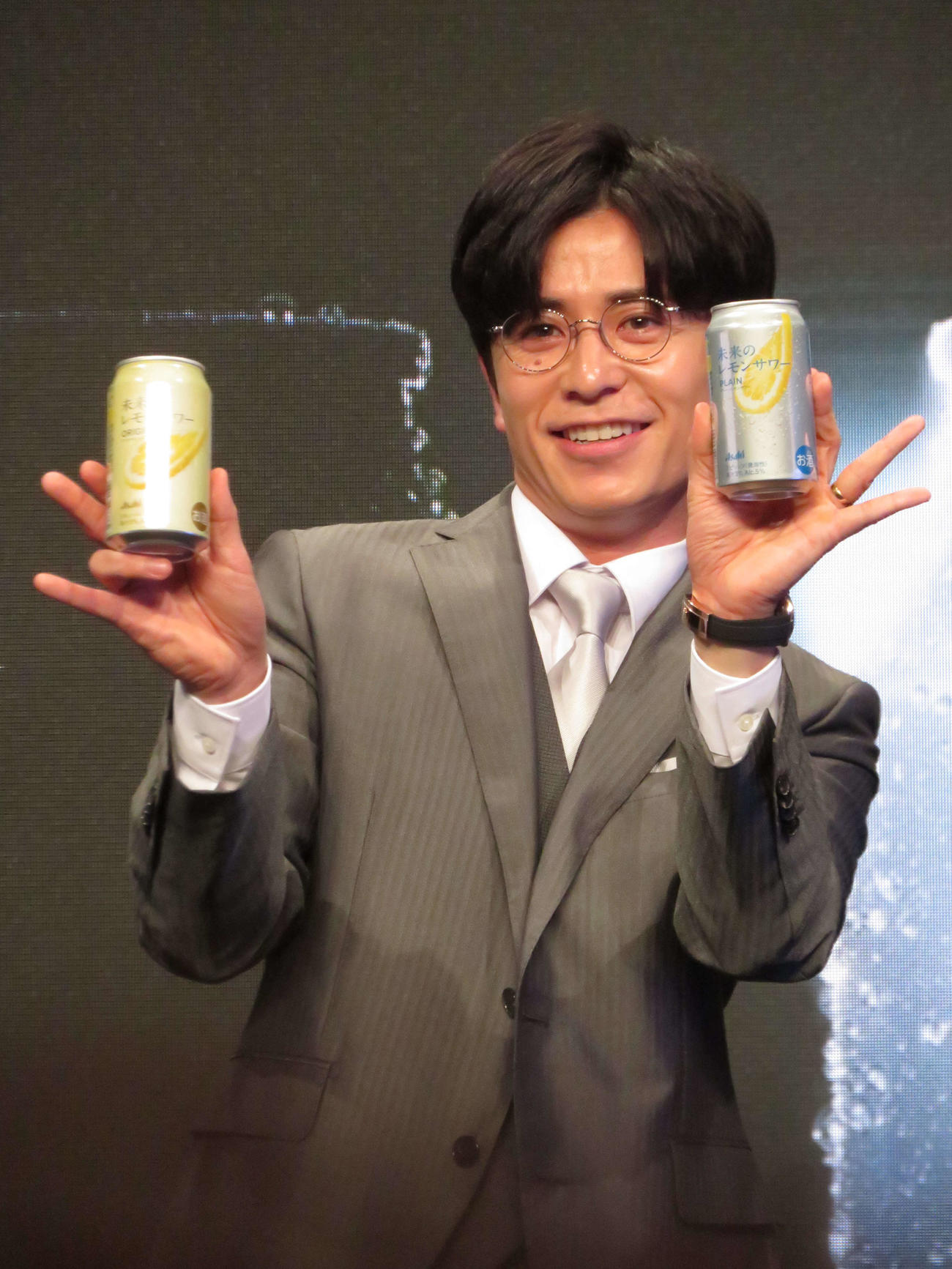 アサヒビール「未来のレモンサワー」発売記念イベントに出席し、指輪を見せる藤森慎吾