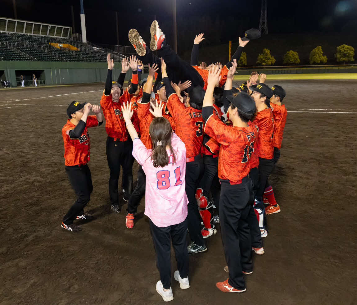 プロ草野球チーム「べーチャン」の監督として、史上初の創部1年目で草野球日本一となり、胴上げされる兵頭てつ兄