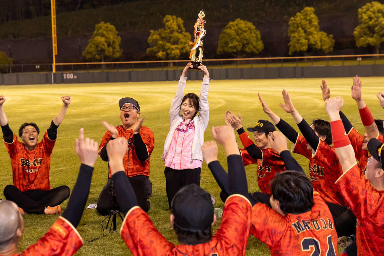 草野球日本一となり、トロフィーを掲げるプロ草野球チーム「べーチャン」の、りんマネジャー