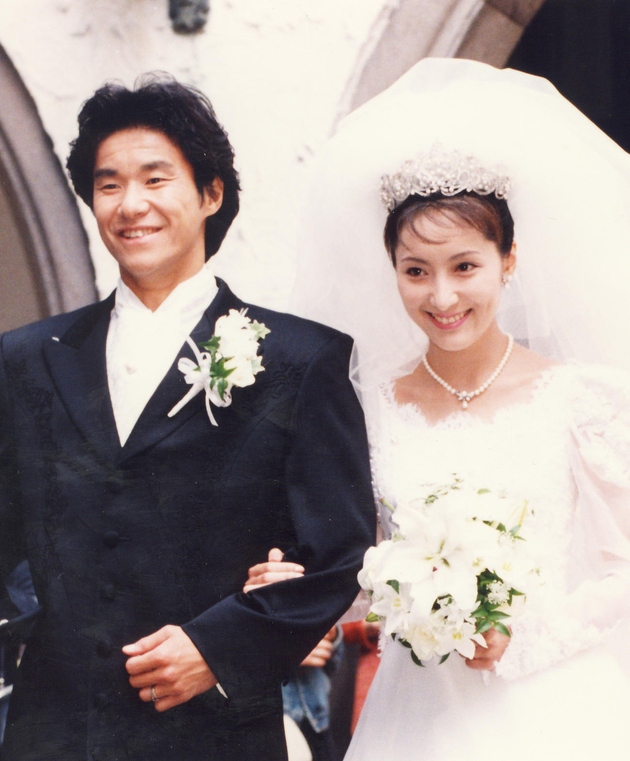 挙式・披露宴を終えて腕を組み、幸せいっぱいの中山雅史と生田智子（1996年3月31日）