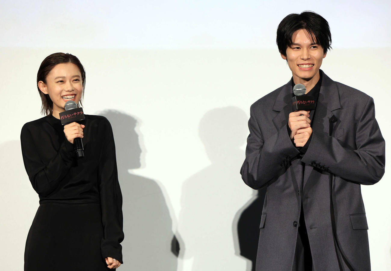 映画「朽ちないサクラ」完成披露舞台あいさつで、笑顔を見せる杉咲花（左）と萩原利久（撮影・浅見桂子）