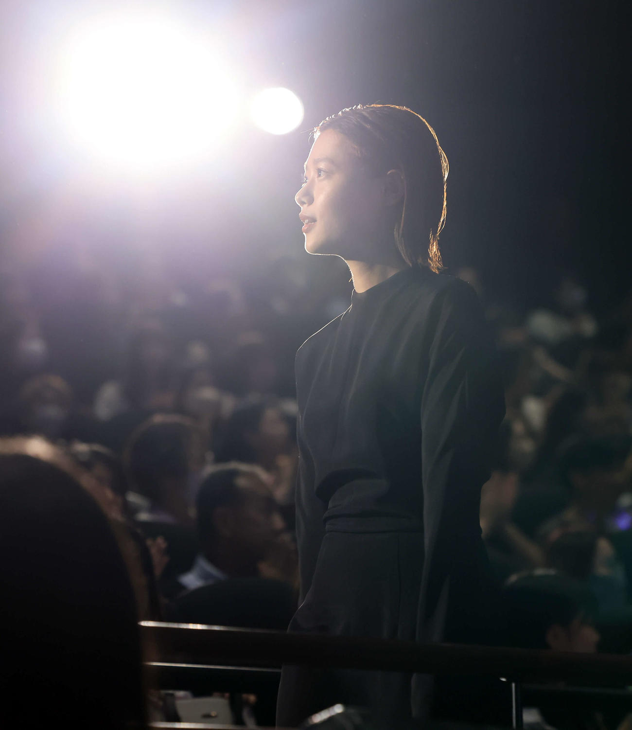 映画「朽ちないサクラ」完成披露舞台あいさつで、客席から舞台に向かう杉咲花（撮影・浅見桂子）