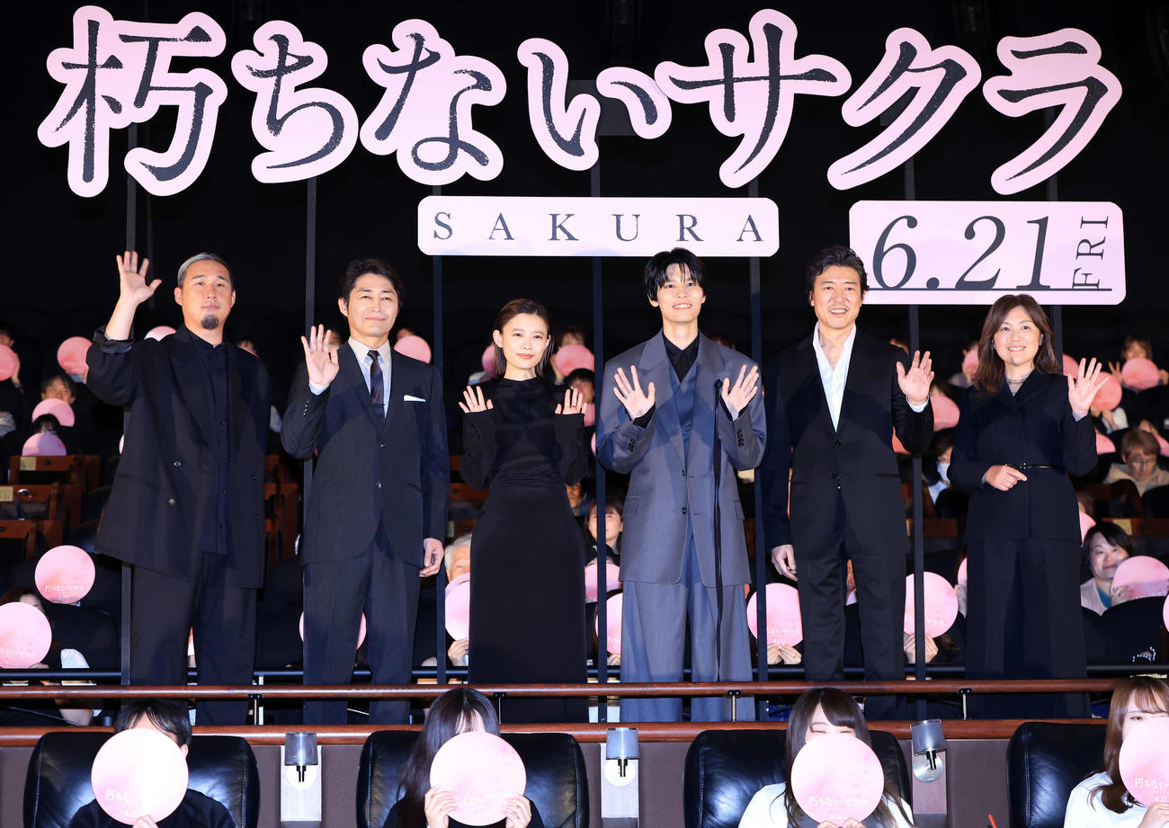 映画「朽ちないサクラ」完成披露舞台あいさつで、笑顔で記念撮影する、左から原廣利監督、安田顕、杉咲花、萩原利久、豊原功補、柚月裕子（撮影・浅見桂子）
