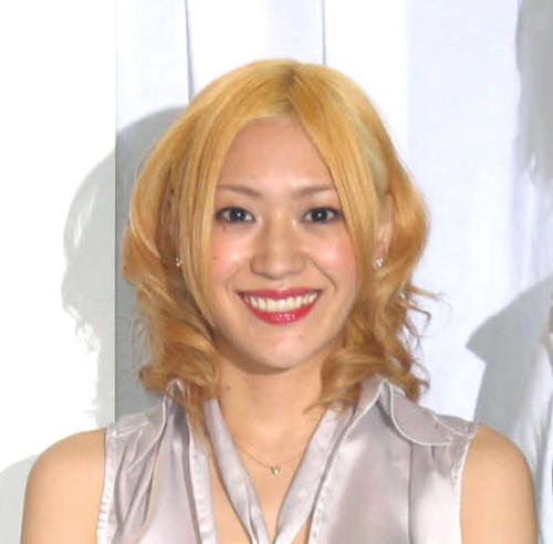 globe・KEIKOの極上ミニスカ姿にＸブっ飛ぶ「足細ッ」「スタイルすごっ」絶賛の嵐