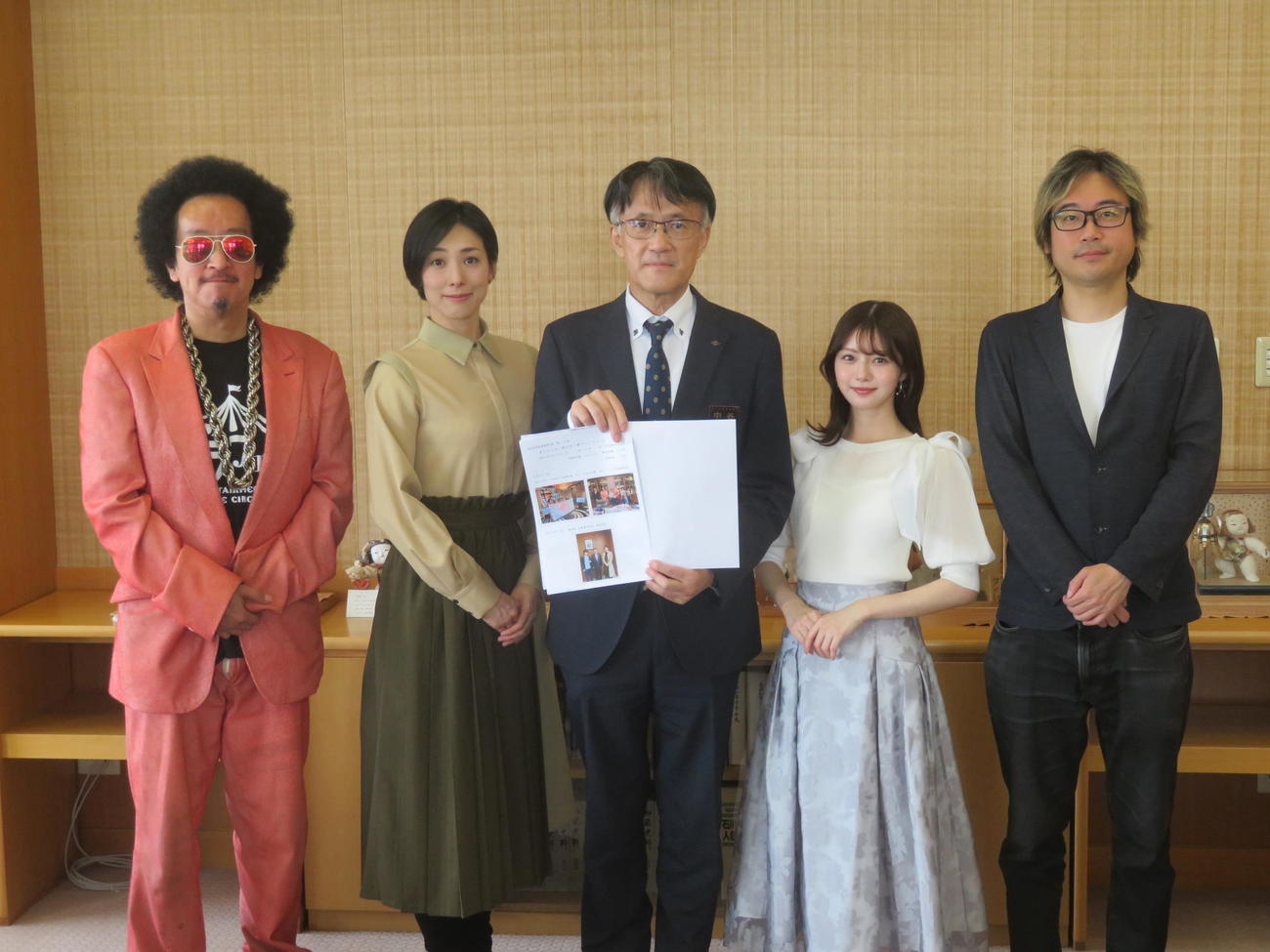ガラフェス2024で集まった義援金を石川県東京事務所に届けた、左からCHOP STICK、鳳恵弥、中谷安孝所長、市川美織、澤昌伸さん