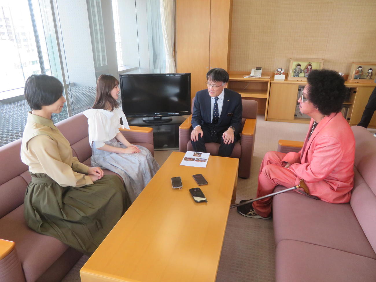 石川県東京事務所を表敬訪問した左から鳳恵弥、市川美織、中谷安孝所長、CHOP STICK